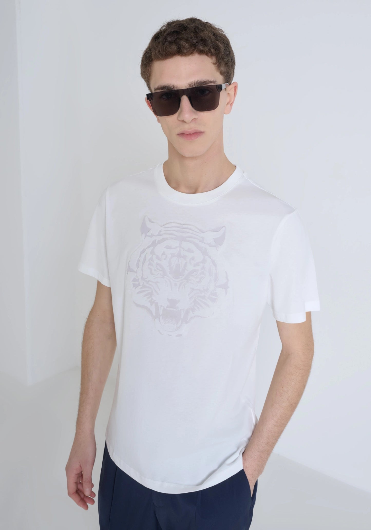 T-shirt regular fit con stampa ricamata tigre