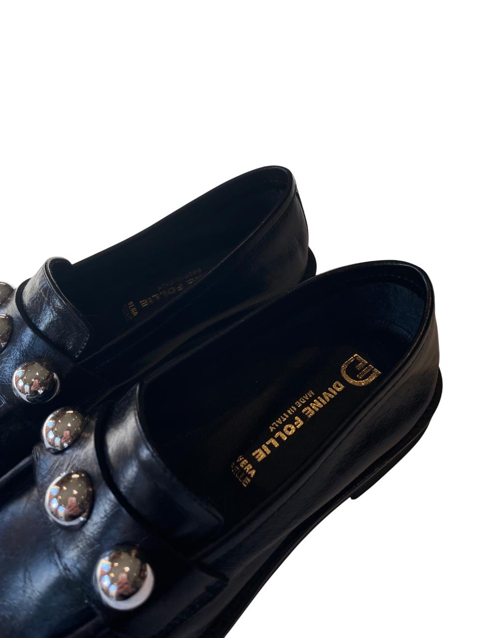 DIVINE FOLLIE - Mocassino nero in pelle con borchie
