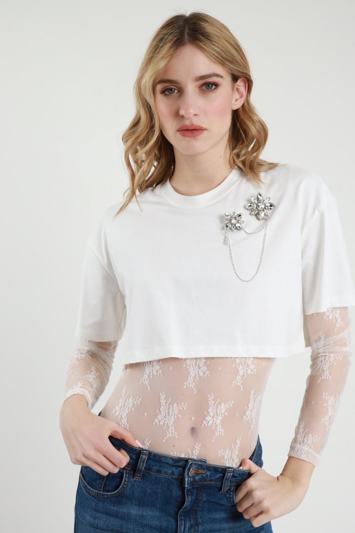 SUSY MIX - Body in pizzo con t-shirt e spilla gioiello